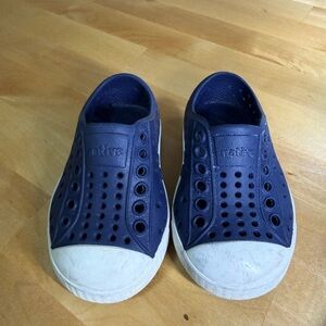 Native Jefferson C4 Water Shoes in Navy and White